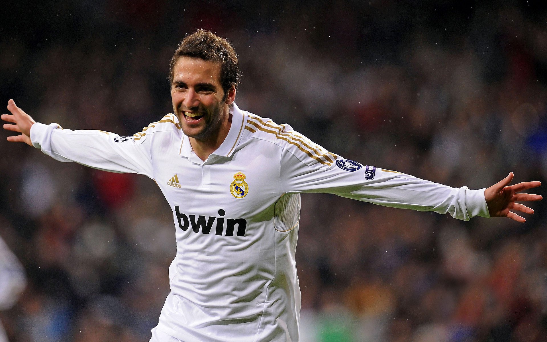 伊朗球员登上冬奥官方封面，改写亚洲足球地位，伊朗参加东京奥运会几个人